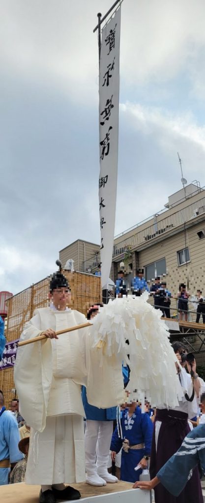 スタートは富岡八幡宮の宮司様よりお清を頂き、長い渡御が始まります。