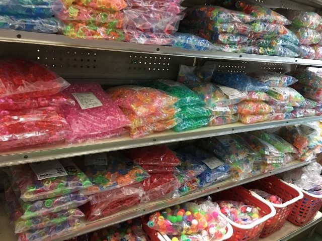 まだまだあります。スーパーボールすくいの商品の数々!どれにしようかな?