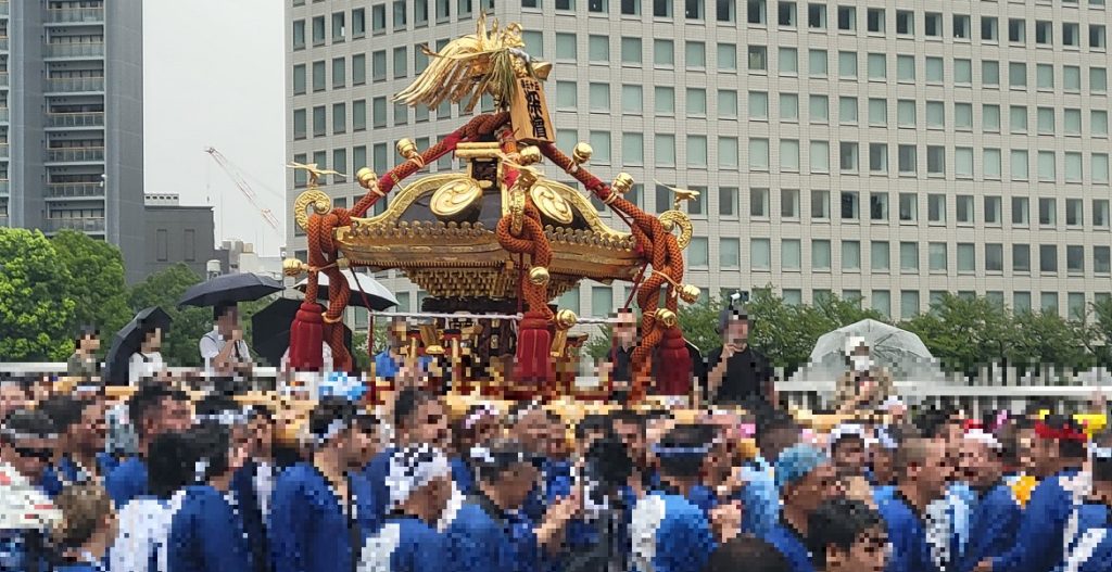 とても大きく立派なお神輿です。だから他の神輿は順番が変わるのですが、大きい深濱は遅くなるので永久に最後の55番になります。