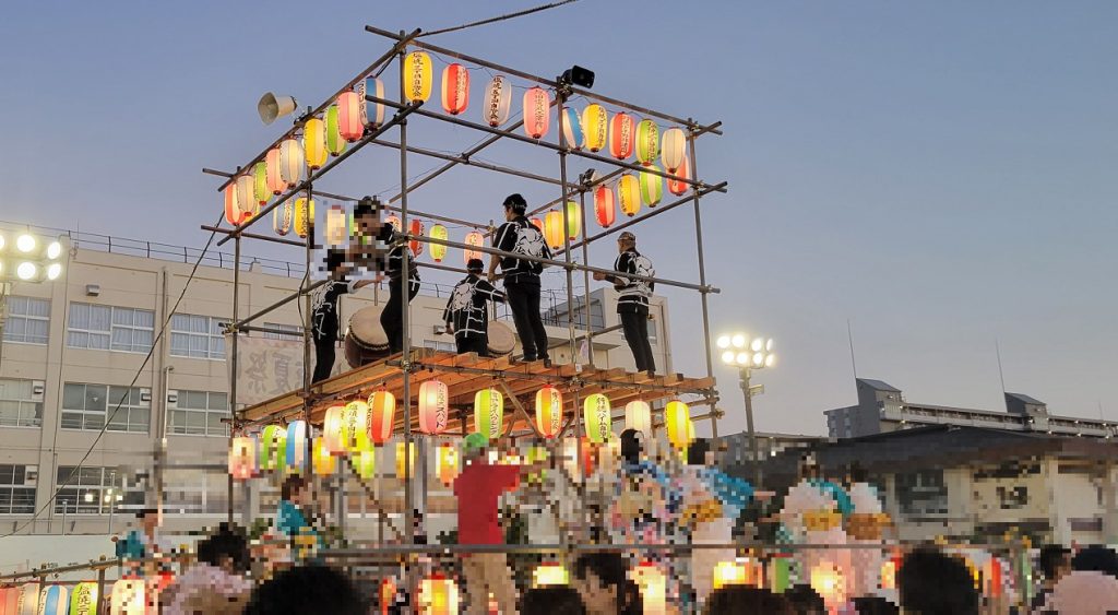 本格的に太鼓が響き盆踊りが始まりました。