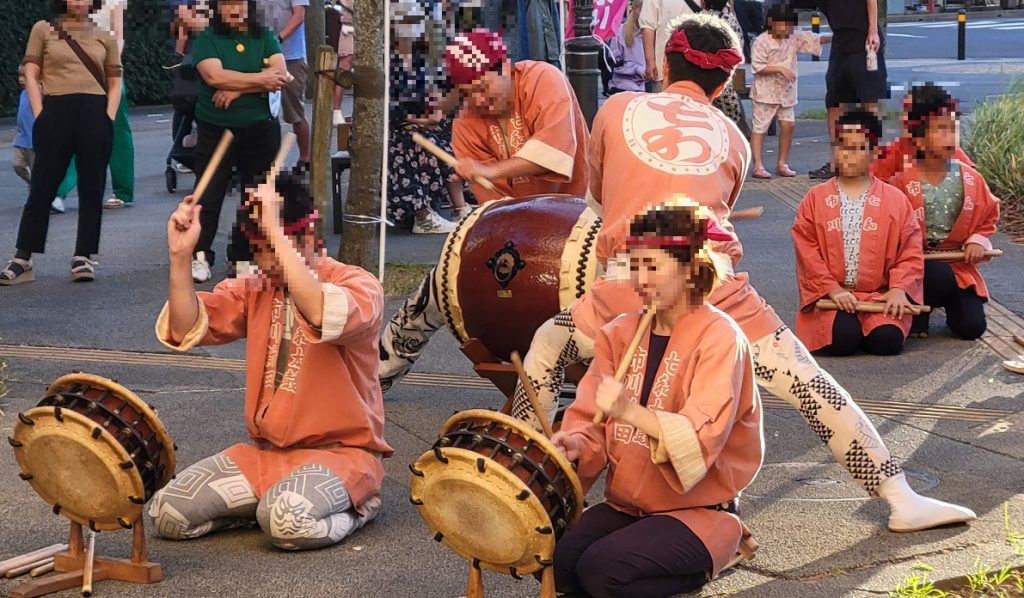 JR市川駅のロータリーでは神輿のお囃子太鼓が。かっこいいな