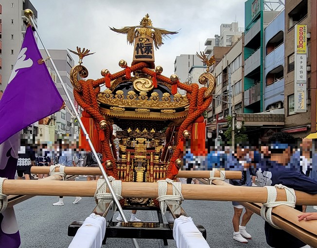 こちらが今回担がせて頂く永代一丁目町会のお神輿です。きれいで立派ですね(^^)v