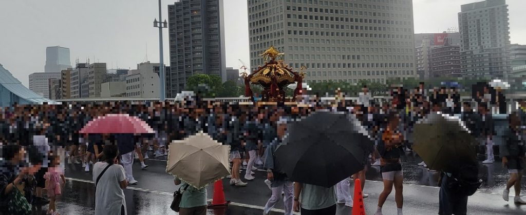 深川富岡八幡宮例大祭の連合渡御５４基、最後のお神輿の深濱のお神輿です。大雨が降ってきて水で濡れているのか？雨でぬれているのか？