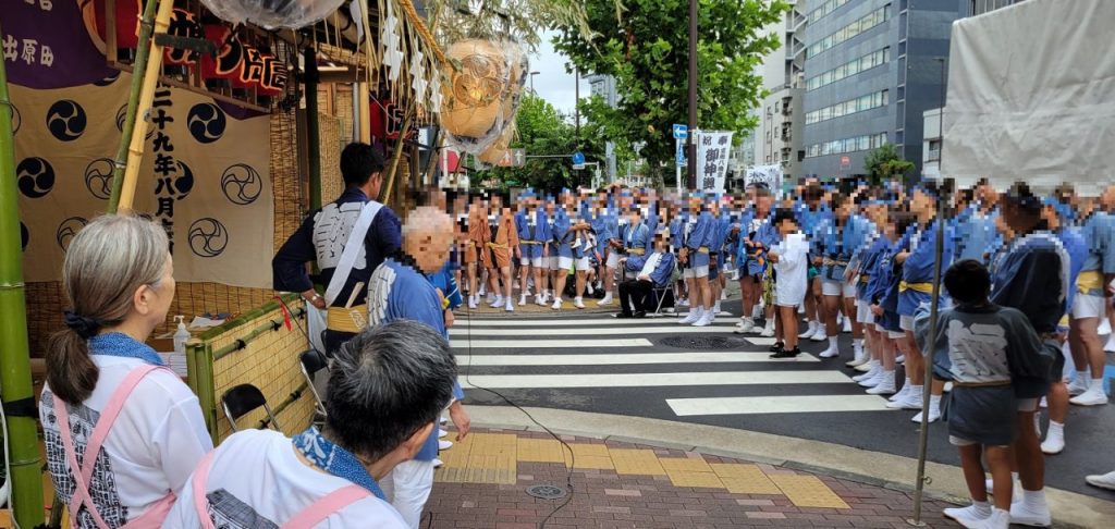 こんなに朝も早いのに、これだけの人数が集まるのです。さすが江戸三大祭！大人気ですね。