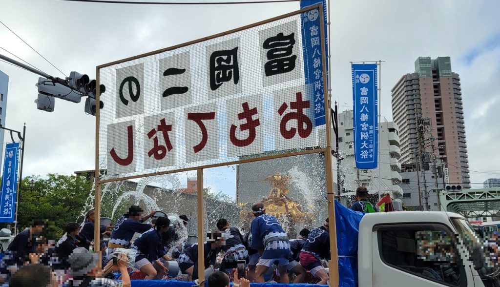 見てください！これが水かけ祭りと言わるおもてなしです。お神輿が通るたびに、これでもかとお水をかけてくれます(^_^;)