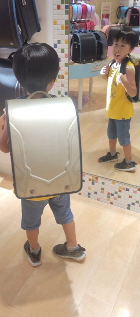 次はシルバーベースの紺ぶちのランドセル。金銀か~自分の時は無かった色だな