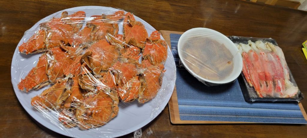 見てください！この立派なカニを！３０ｃｍ以上もあるタラバガニが小さく見えます・・・