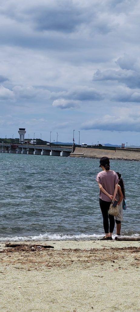 見るからに普通の海岸と違ってキラキラしています(^_^)/