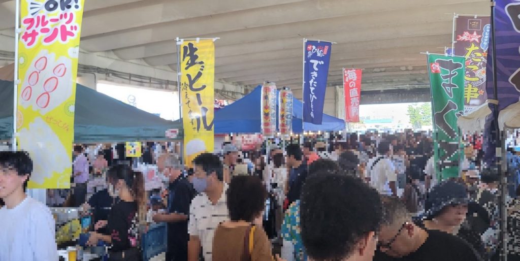 ひと!ひと!ひと!とんでもない人の数です。食べるものも1時間並んでも難しいだろうな