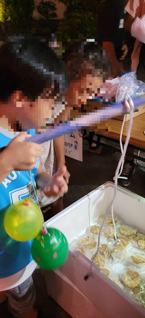 お菓子釣りに姉弟で挑戦です。家で鍛えたヨーヨー釣りの要領であっという間に吊り上げました。一人3個までという事で1分もかからず終了です