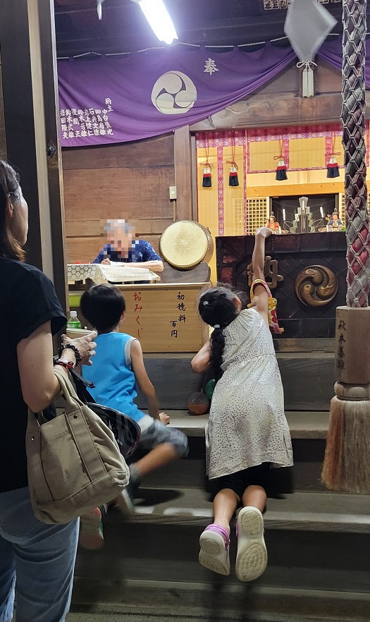 神社に来たらまずはお参りを。妙典春日神社の神様にご挨拶のお賽銭。