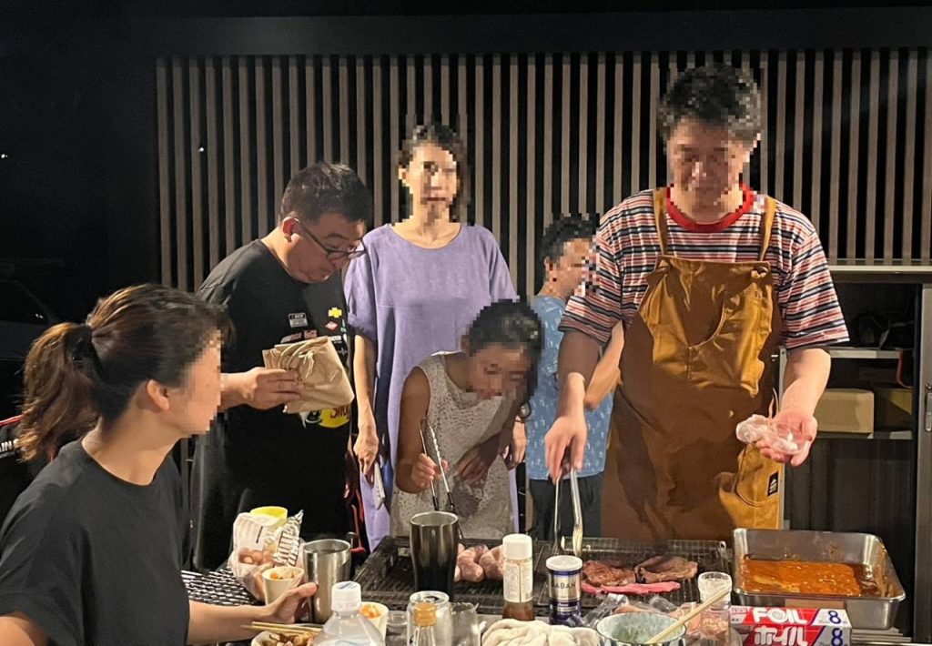 さすがお肉屋さん!本当に上手に美味しそうに焼いてくれます!(^^)!その姿を見て長女もお手伝い