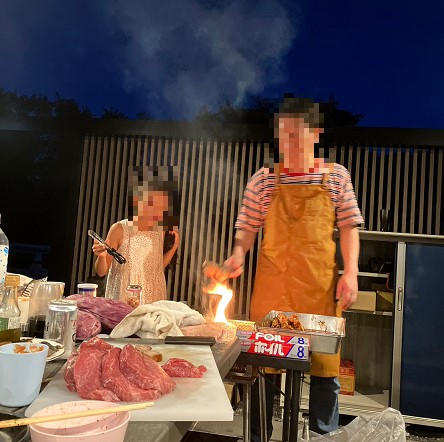 まな板の上を見てください!こんな立派なステーキがまだまだあります!私の同級生のお肉屋さんと長女の共同作業で頑張って焼いてくれています(^_^;)