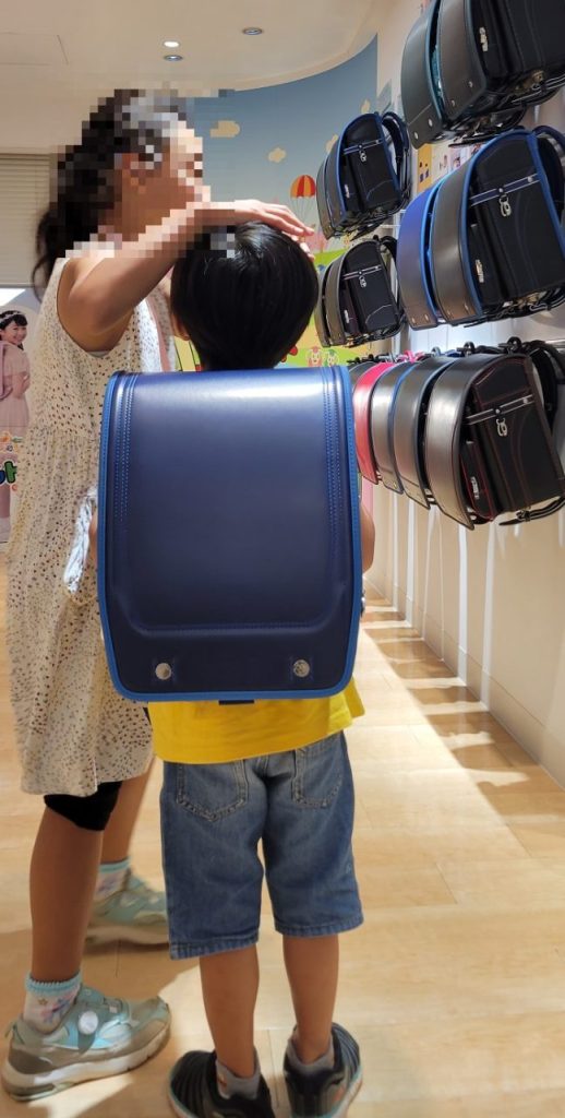 最後は紺ベースの青ぶちランドセル。こんなにたくさんある中からあっという間に4つまでに絞りました。