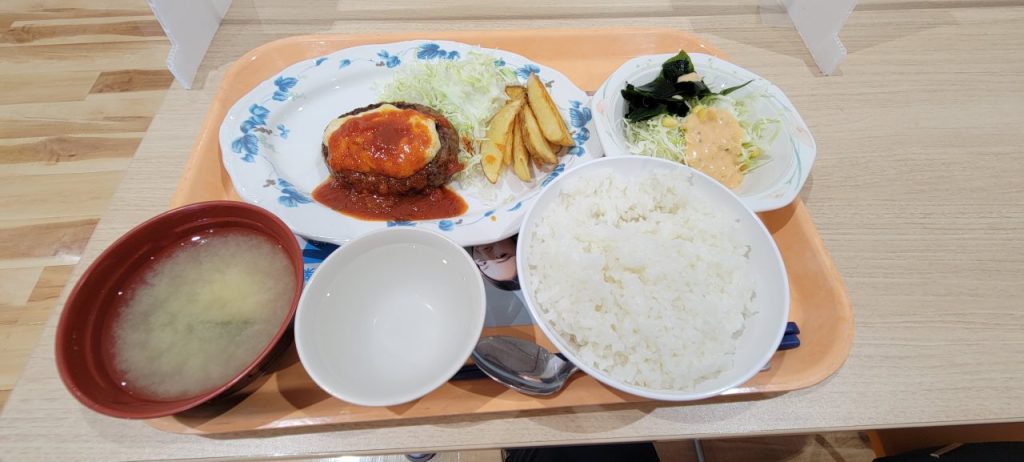 今日の昼食は「ハンバーグのマヨコーンチーズ焼き+サラダ」です