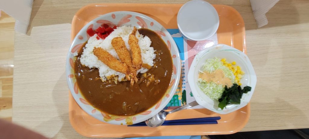 エビフライ好きの私の今日の選択はシュリンプカレーとサラダです!