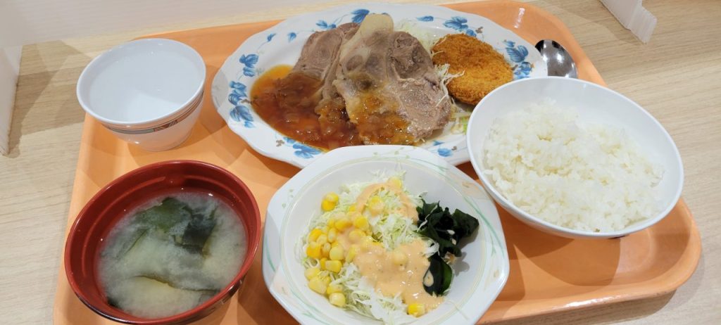 寒いから醤油ラーメンにしようとしたのですが並んでいたので今日は豚肉の生姜焼きオニオンソース+サラダです。