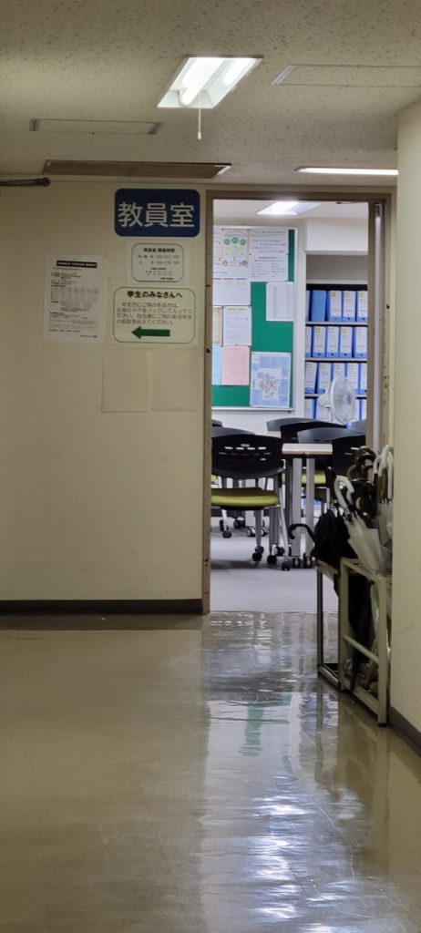 S大学神田校舎1号館の教員室です。