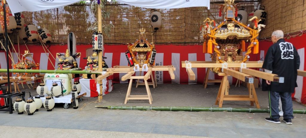 さすが新井熊野神社さん！これだけの神輿と獅子頭が並ぶと壮観です