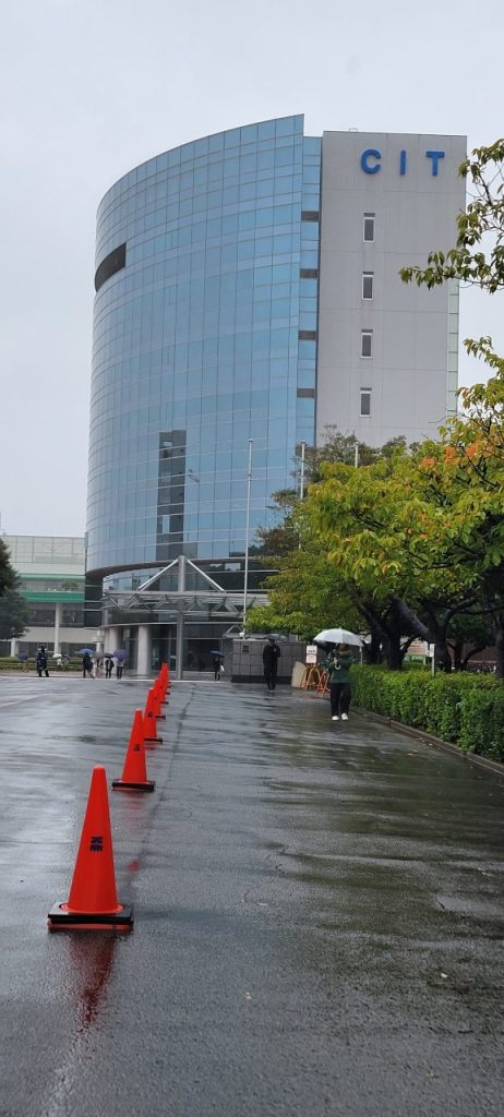 雨で祝日なのに、普段と変わらないC大学新習志野校舎。学生も頑張ってるな