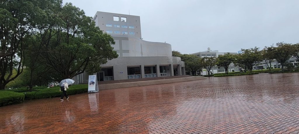 雨も降って寒いですが、これから講義をする11号館に向かいます。