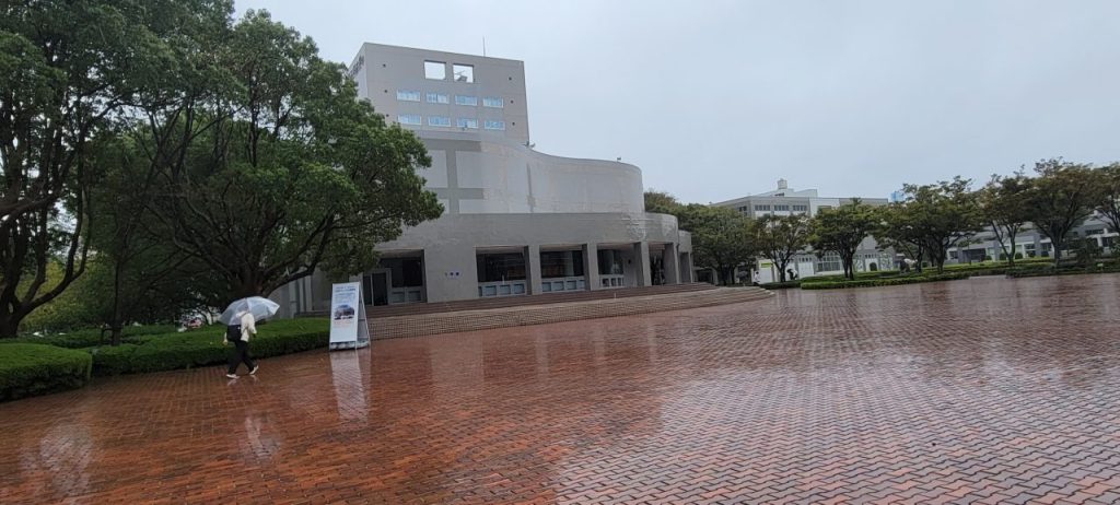 雨も降って寒いですが、これから講義をする１１号館に向かいます。