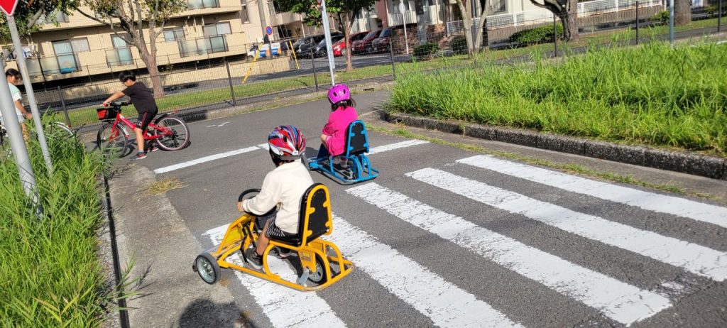 ゴーカートを楽しむ長男です。