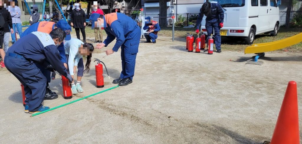 一番最初は「消火訓練」です。消火器の使い方は大丈夫かな？