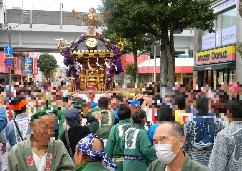 こんなにたくさんの人が行徳相祭會のお神輿を担ぎます！大きい神輿は人気なのです