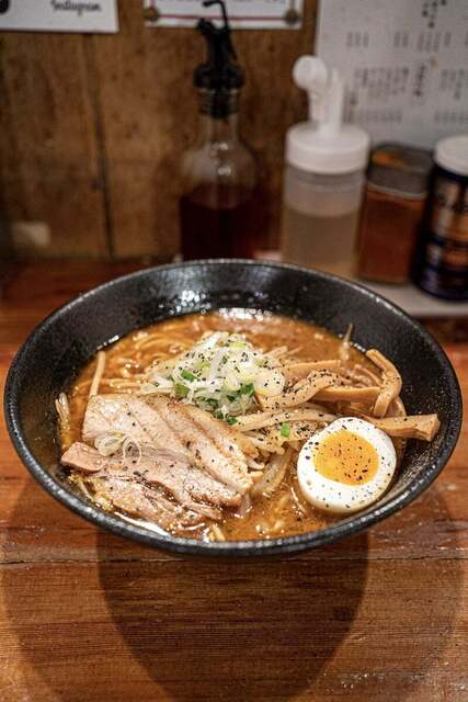 店主に聞くと味噌ラーメンが一番出てるとの事でしたので、今日は味噌ラーメンを頂きました。