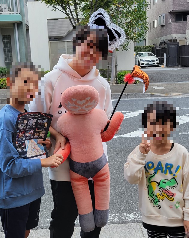 可愛らしい男の子の魔女まで