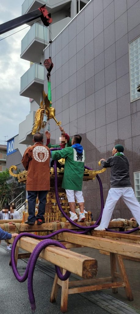 天気は怪しいですが神輿を組まなければ始まりません!行徳相祭會の神輿はこんなに大きいのです