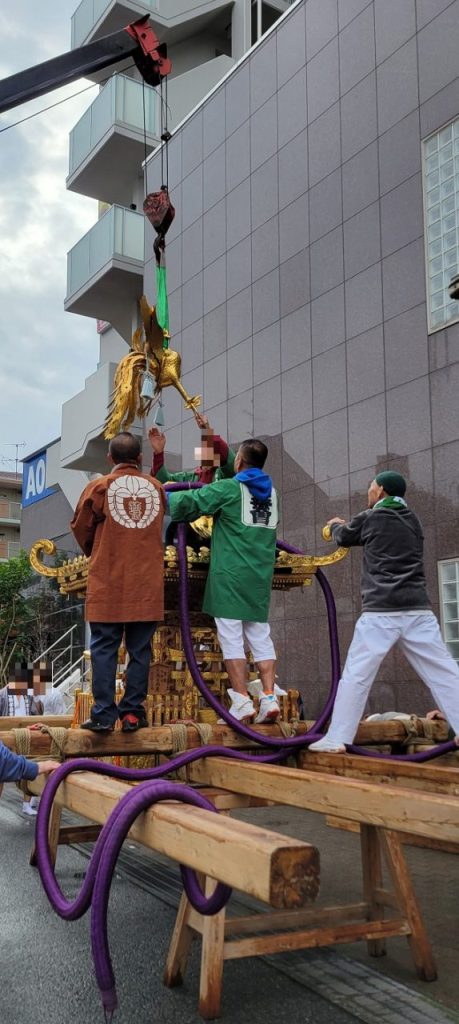 天気は怪しいですが神輿を組まなければ始まりません！行徳相祭會の神輿はこんなに大きいのです