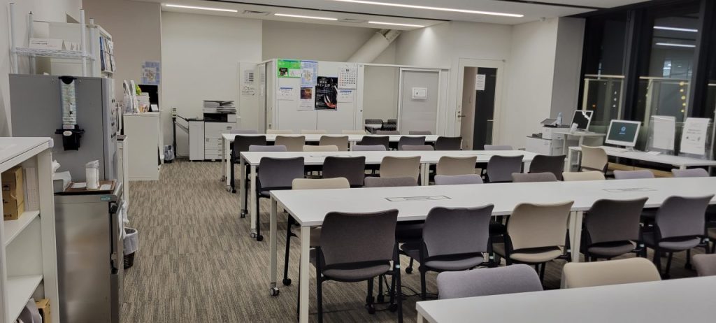 １号館の教員室ほど広くはありませんが、ゆったりと２０人以上座れます(>_<)椅子だけなら３０人以上の座席が！