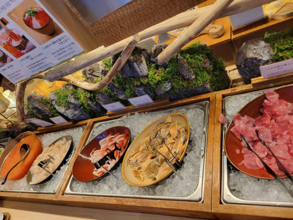贅沢な海鮮丼セットコーナー！昨日のリベンジ成功！いくらかけ放題( *´艸｀)実は隣に蟹もありました。