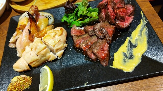 ミート酒場ですのでメインの「お肉のオールスター3種」をお願いしました、豚バラ野菜串の後ではボリュームが！美味しいのでスタートは良かったのですが量を見余りました・・・行けると思ったのにな