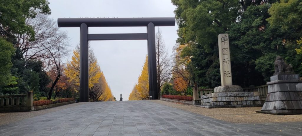 靖国神社に迎え入れてくれる大きな狛犬と大きな取手です。本当に圧巻です