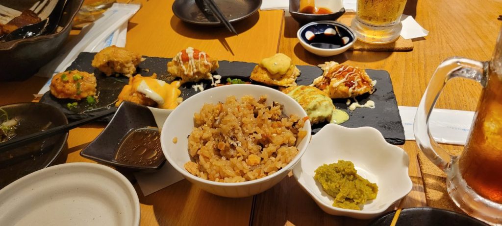 忘年会一次会での居酒屋さん。ものすごいボリュームで味も最高でしたが最後のご飯は食べれませんでした。お店の人ごめんなさい