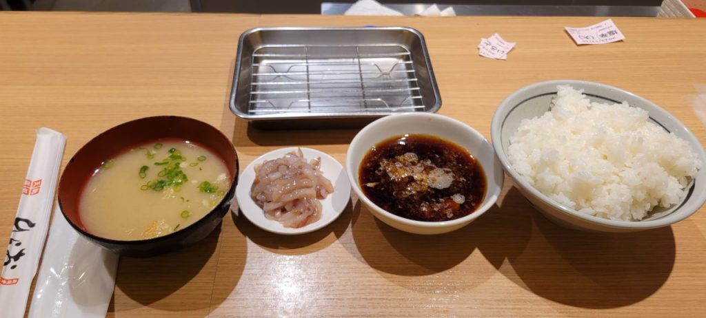 天婦羅の前に定食セットが並びます。天婦羅が待ちどうしい