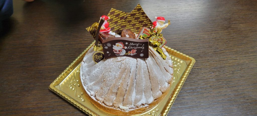 予約しておいたモンブランクリスマスケーキです。無茶苦茶美味しかった