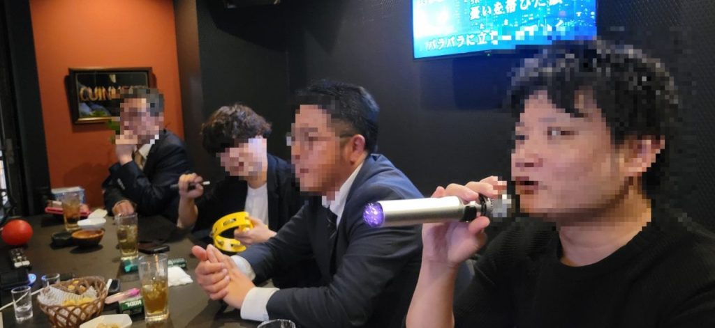 最後のお店はカラオケバーです。みんなで点数勝負!一度も勝てませんでした