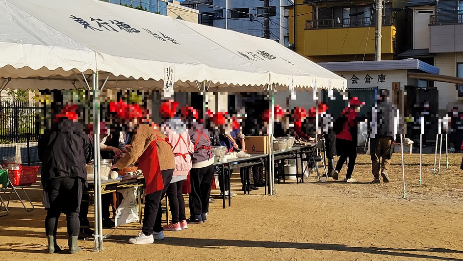 来場頂く東行徳自治会員の為に「のし餅」「お汁粉」「お雑煮」づくりです。ここは女性陣の独壇場！いつも美味しい料理をありがとうございます。