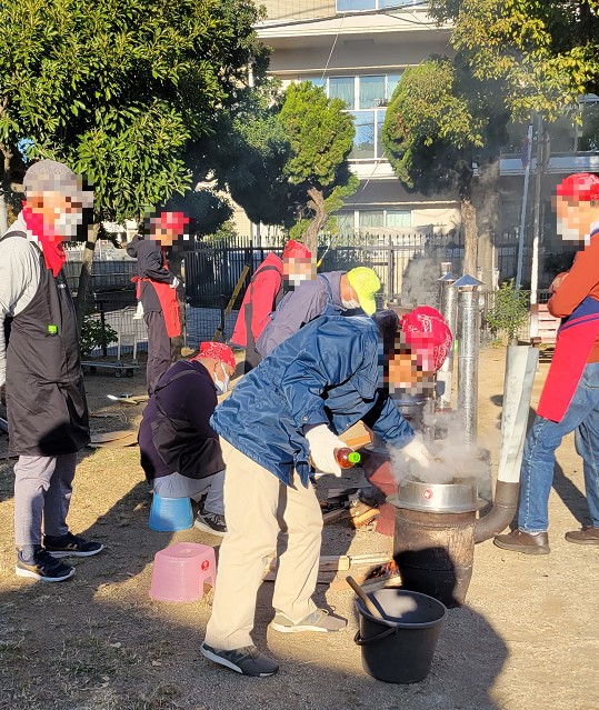 朝一番の作業は釜戸の火をつける事です。これがなかなかつかないので苦労しました