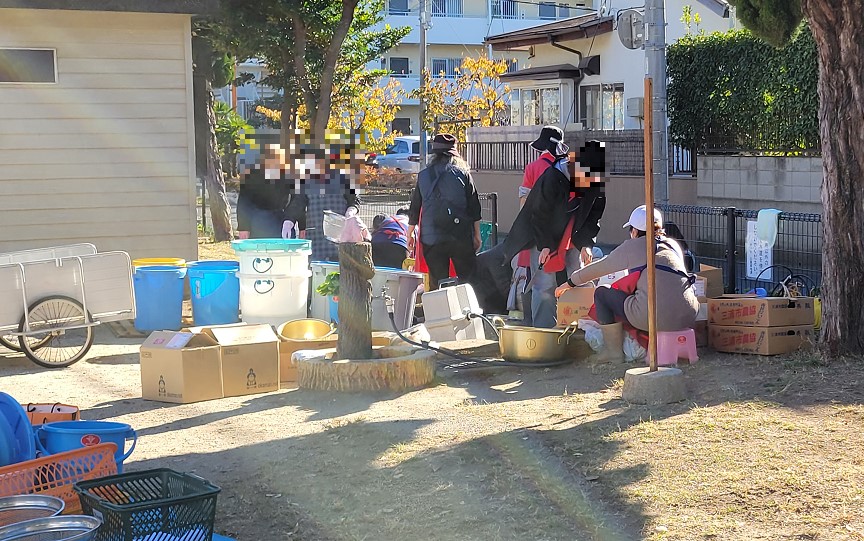 女性陣は明日使用する器具の洗いものとお汁粉やお雑煮の準備です。