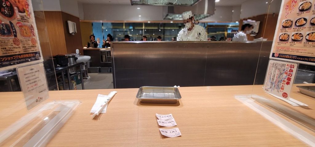 1時間以上かかって着席!朝ごはんのつもりが昼食に。