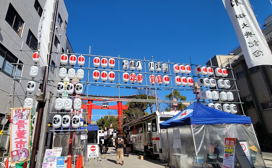 初参りに富岡八幡宮に来ました(^_^)/骨董市も開催していました
