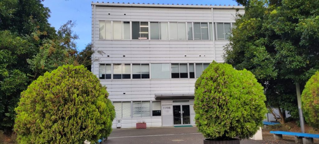 C大学後期で講義させて頂きました新習志野校舎11号館です。この2階で後期を講義させて頂きました