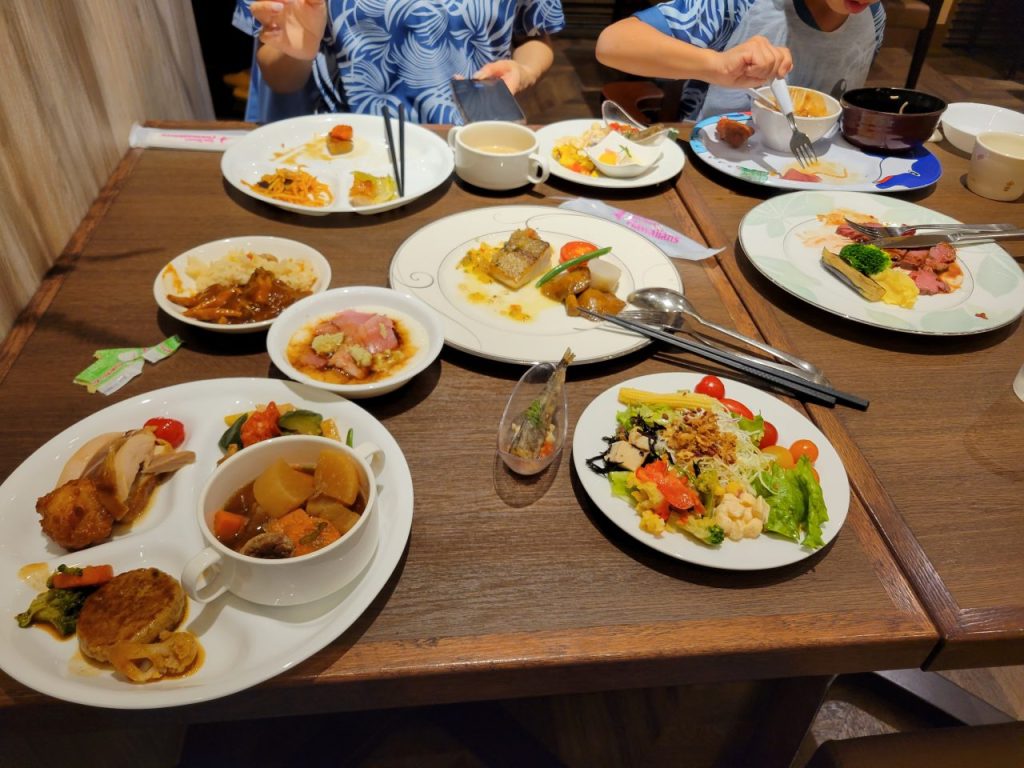 夕食ビッフェの私のラインナップです(^^)/取りすぎかな???