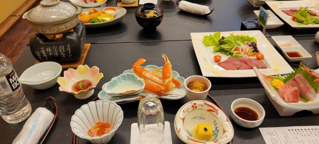 あんこう鍋やカニや刺身の魚介系だけでなくローストビーフまで!松柏館のさすがとしか言いようの無い夕食です。