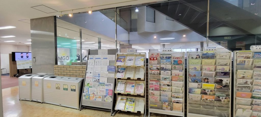 さすが就職課!様々な企業のパンフレットが!